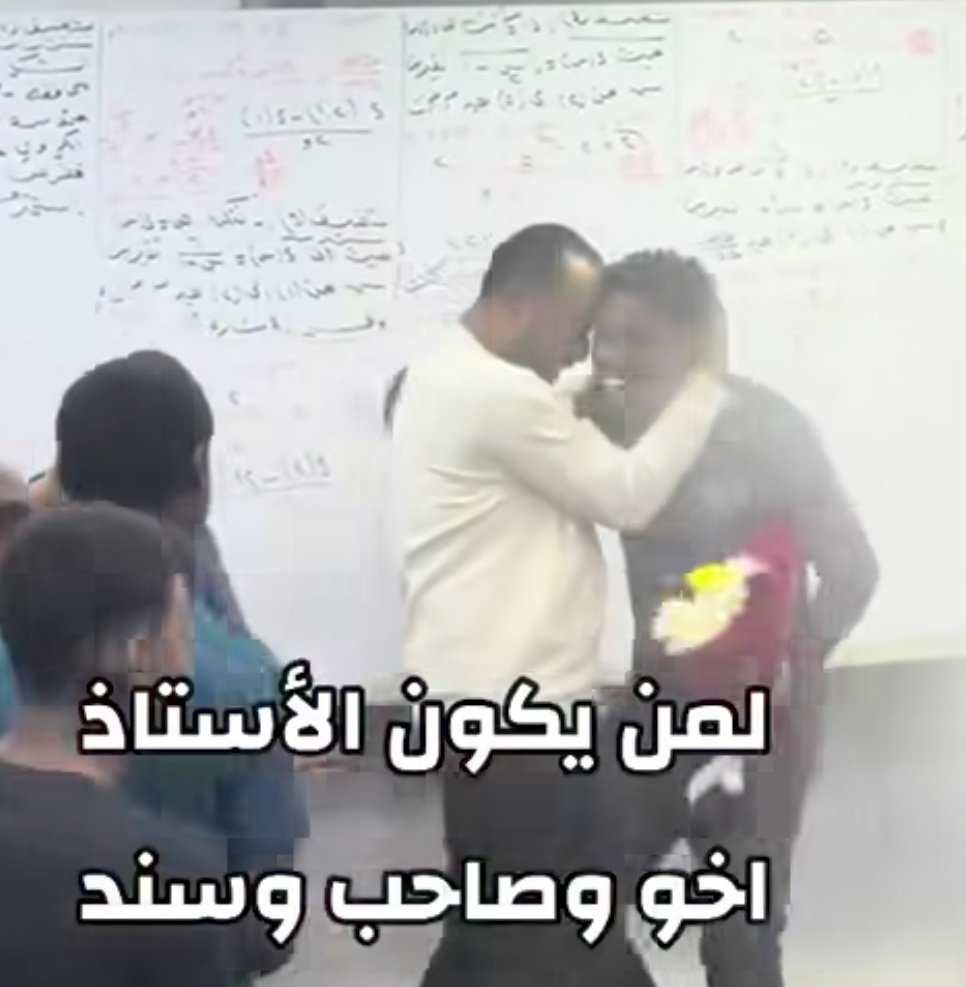 شاهد بالصورة والفيديو.. “عندما يكون المعلم الأخ والصديق والسند”.. طلاب بإحدى المدارس الثانوية بالسودان يجهزون لأستاذهم مفاجأة كبيرة وغير متوقعة