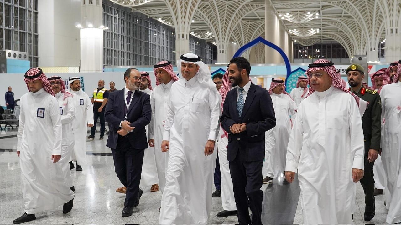 وزير النقل يتفقد مطار المدينة ويتابع سير الأعمال والخطط التشغيلية .. صور