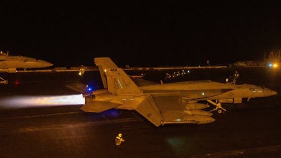 الخليج اليوم .. غارات أميركية على مواقع الحوثي.. قتلى عسكريون وهروب قادة من صنعاء