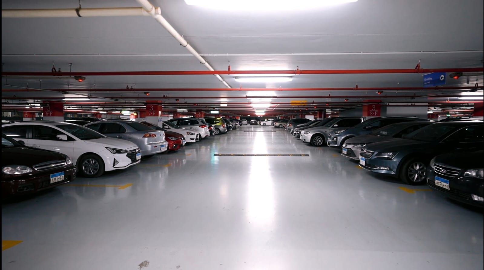 خدمات يقدمها مطار القاهرة.. الجراج متعدد الطوابق والمشاية الكهربائية