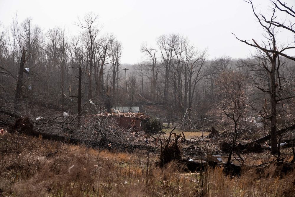صور| أعاصير مميتة تضرب أمريكا.. مقتل 26 شخصًا وسط دمار واسع