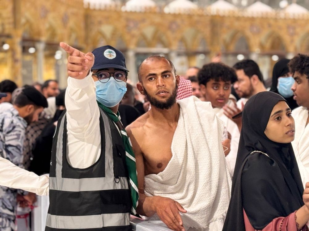 كشافة الحرم.. أبطال التطوع الذين يسهلون رحلة المعتمرين بروح العطاء
