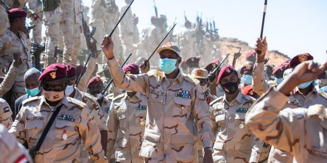 شاهد.. فيديو نادر لقائد الدعم السريع “حميدتي” يظهر من خلاله وهو يقود المعارك بنفسه في الأيام الأولى للحرب ويستعد لدخول القصر لإذاعة بيان إستلامه السلطة