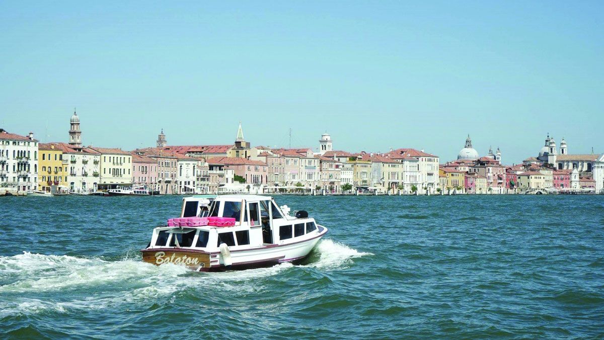 الامارات | فينيسيا..  سحر المدينة العائمة من فوق متن قارب