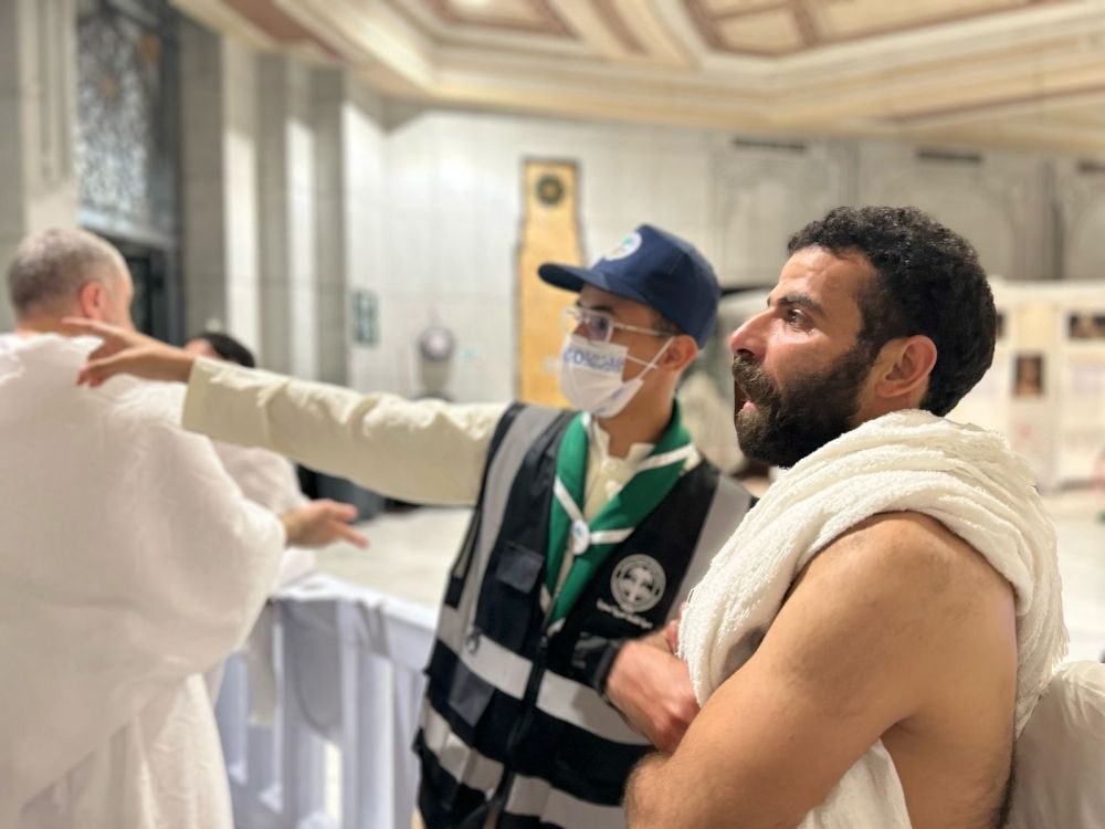 كشافة الحرم.. أبطال التطوع الذين يسهلون رحلة المعتمرين بروح العطاء