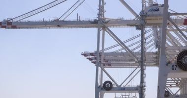 ميناء دمياط يستقبل دفعة جديدة من أوناش الرصيف العملاقة لمحطة "تحيا مصر 1"