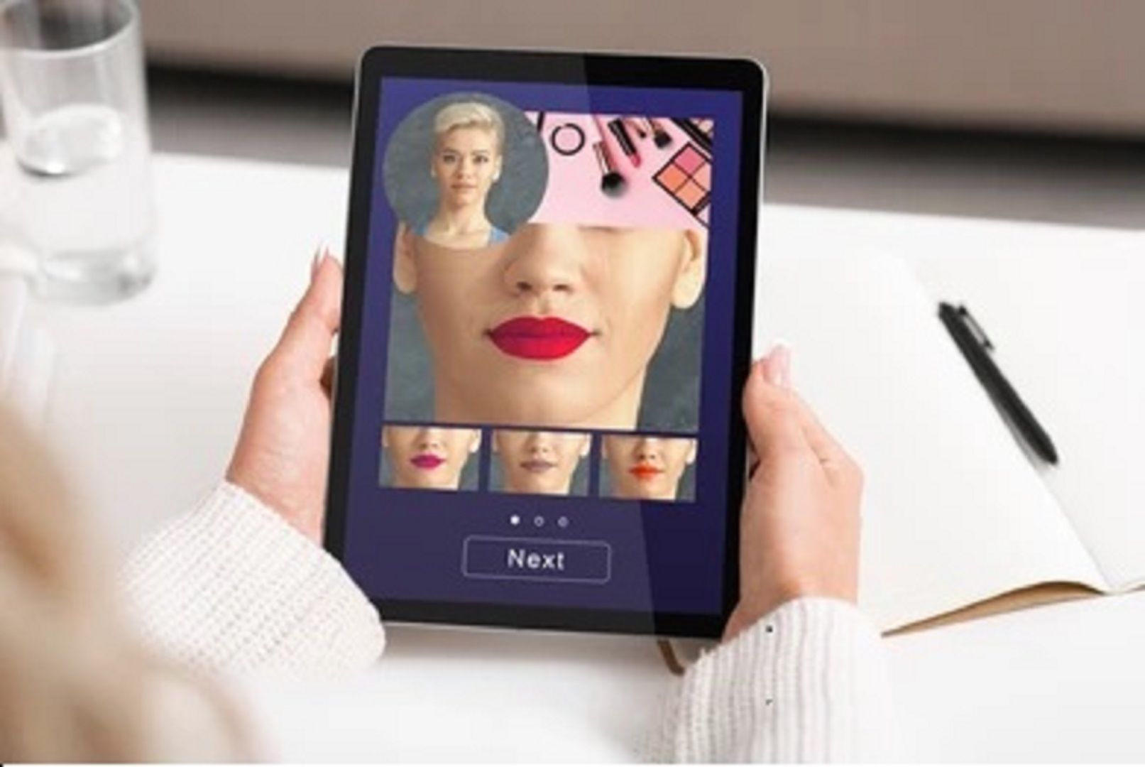 أول أحمر شفاه يطبق ذاتياً بدون استخدام اليدين بالذكاء الاصطناعي