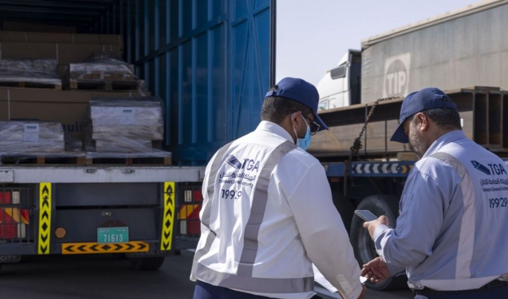 حجز 3 شاحنات أجنبية مخالفة وتغريمها 10 آلاف ريال