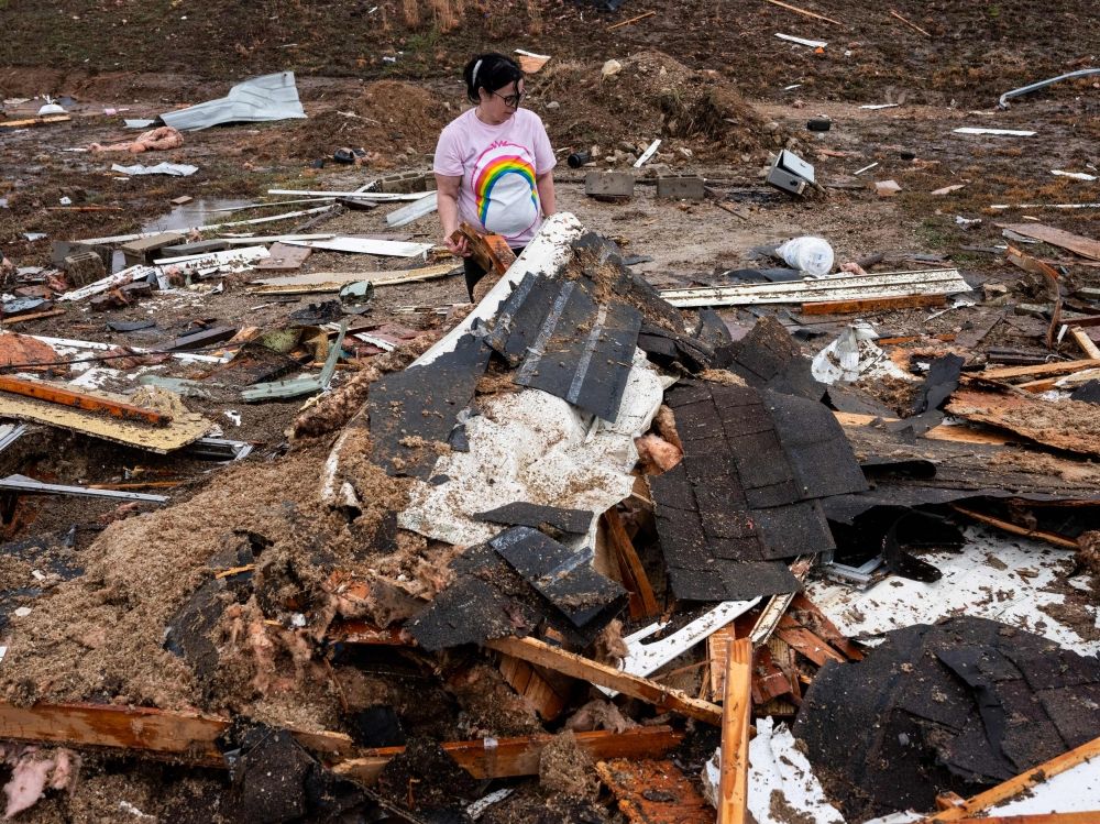 صور| أعاصير مميتة تضرب أمريكا.. مقتل 26 شخصًا وسط دمار واسع