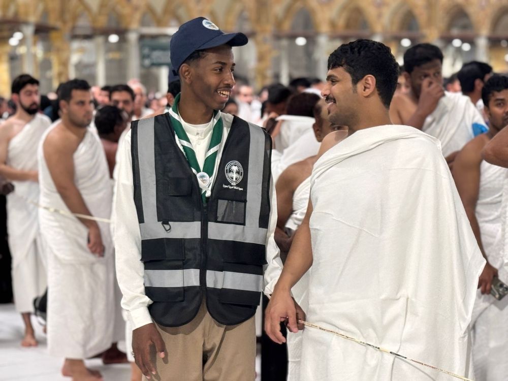 كشافة الحرم.. أبطال التطوع الذين يسهلون رحلة المعتمرين بروح العطاء