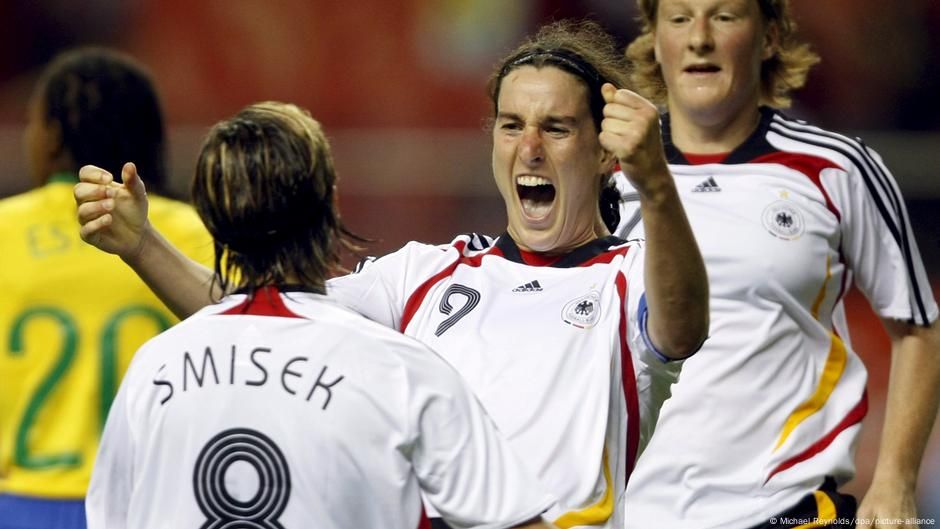 الامارات | وفاة أسطورة كرة القدم الألمانية النسائية