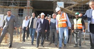 نائب رئيس الوزراء يتفقد مواقع العمل بالخط الأول للقطار السريع