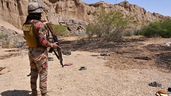 قتلى وجرحى بتفجير استهدف جنودا في باكستان