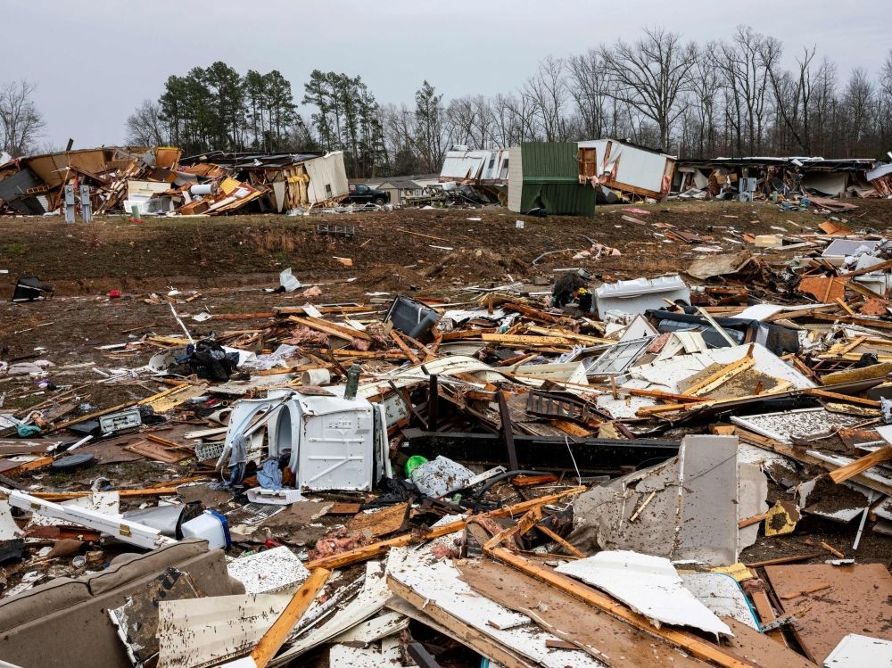 صور| أعاصير مميتة تضرب أمريكا.. مقتل 26 شخصًا وسط دمار واسع