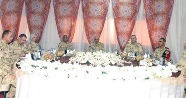 الفريق أحمد خليفة يتناول وجبة الإفطار مع مقاتلى هيئة الإمداد والتموين