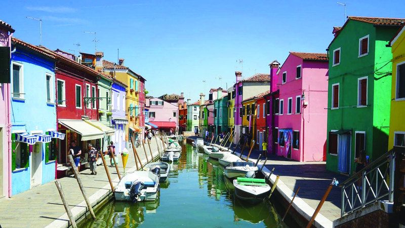 الامارات | فينيسيا..  سحر المدينة العائمة من فوق متن قارب