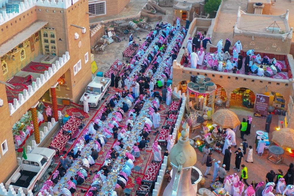 شاهد| "فطور الأولين" تجسد الموروث الشعبي بقلعة جدعية في الرس