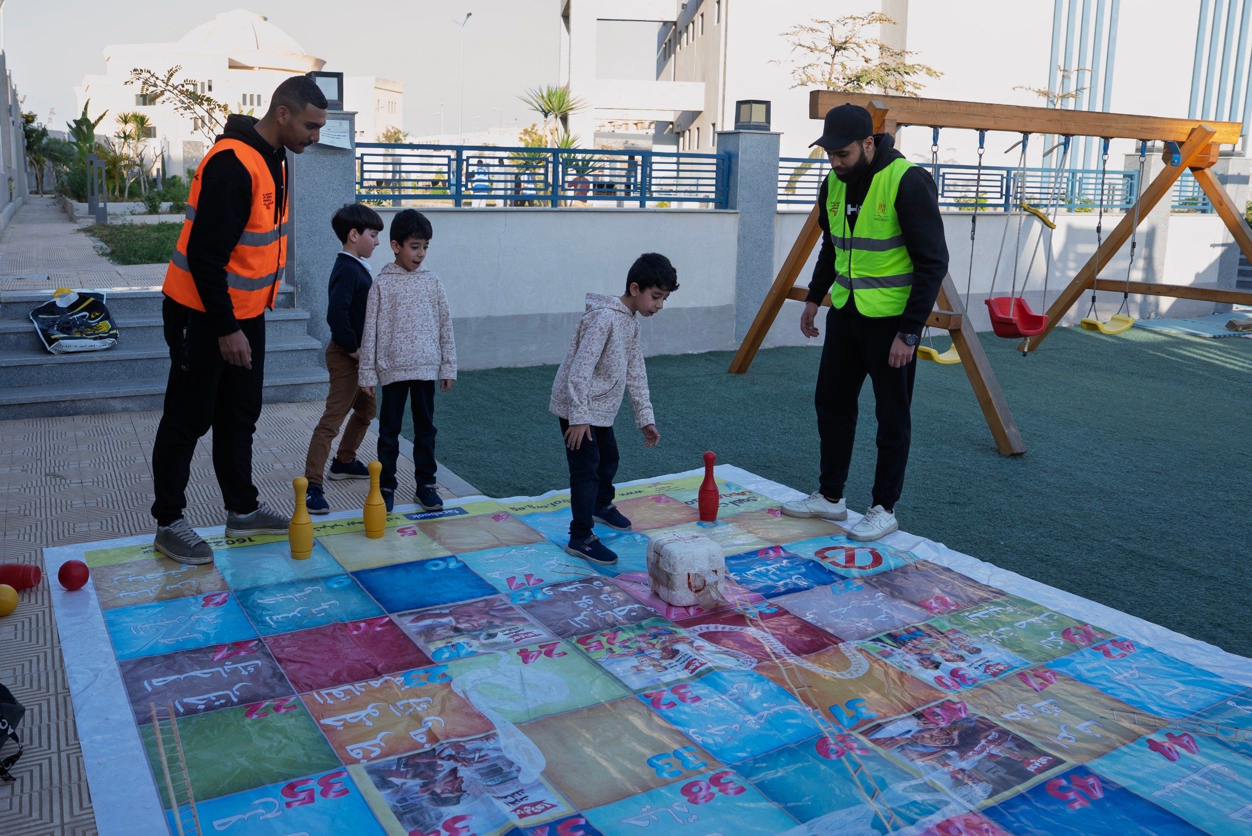 حياة كريمة تنظم قوافل السعادة لدعم الأسر الفلسطينية بالتعاون مع الجهات الشريكة.. فيديو