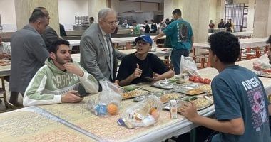 قيادات جامعة حلوان تشارك طلاب المدينة الجامعية الإفطار احتفاءً بشهر رمضان
