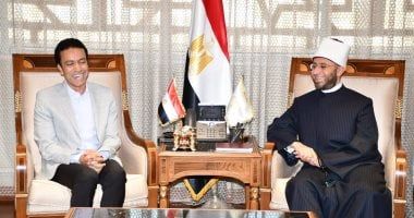 وزير الأوقاف يكرِّم الفنان القدير سامح حسين