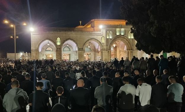 70 ألفا يؤدون صلاتي العشاء والتراويح في المسجد الأقصى المبارك.. صور