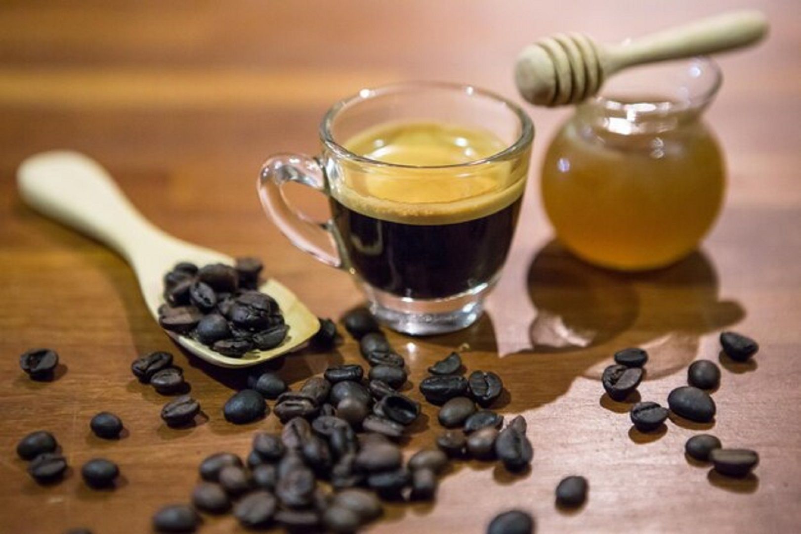 أفضل طرق طبيعية لتقشير اليدين واستعادة نعومتهما: وداعاً للجفاف