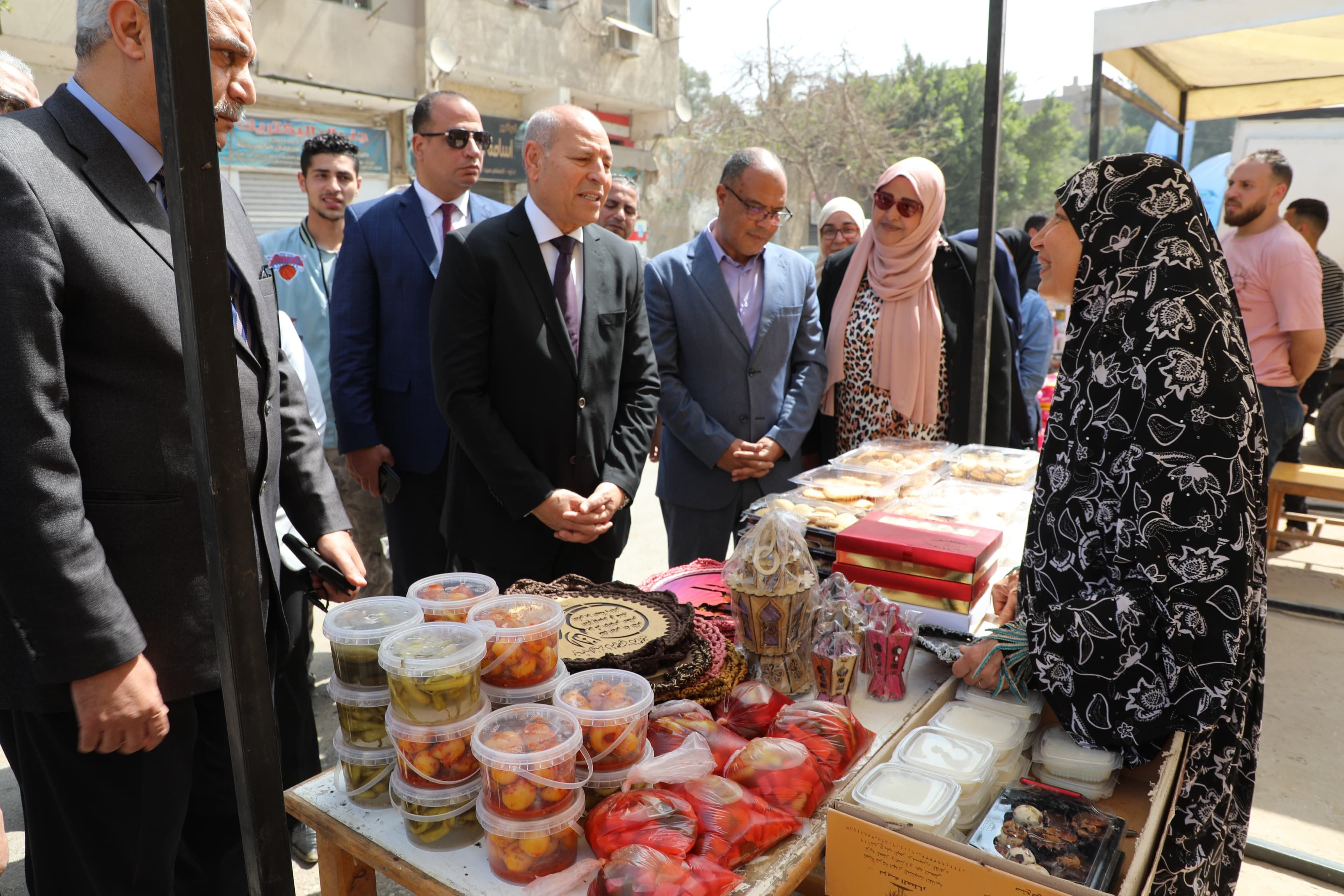 محافظ القاهرة يتفقد عدة أسواق ويوجه بتكثيف الحملات لمنع احتكار السلع