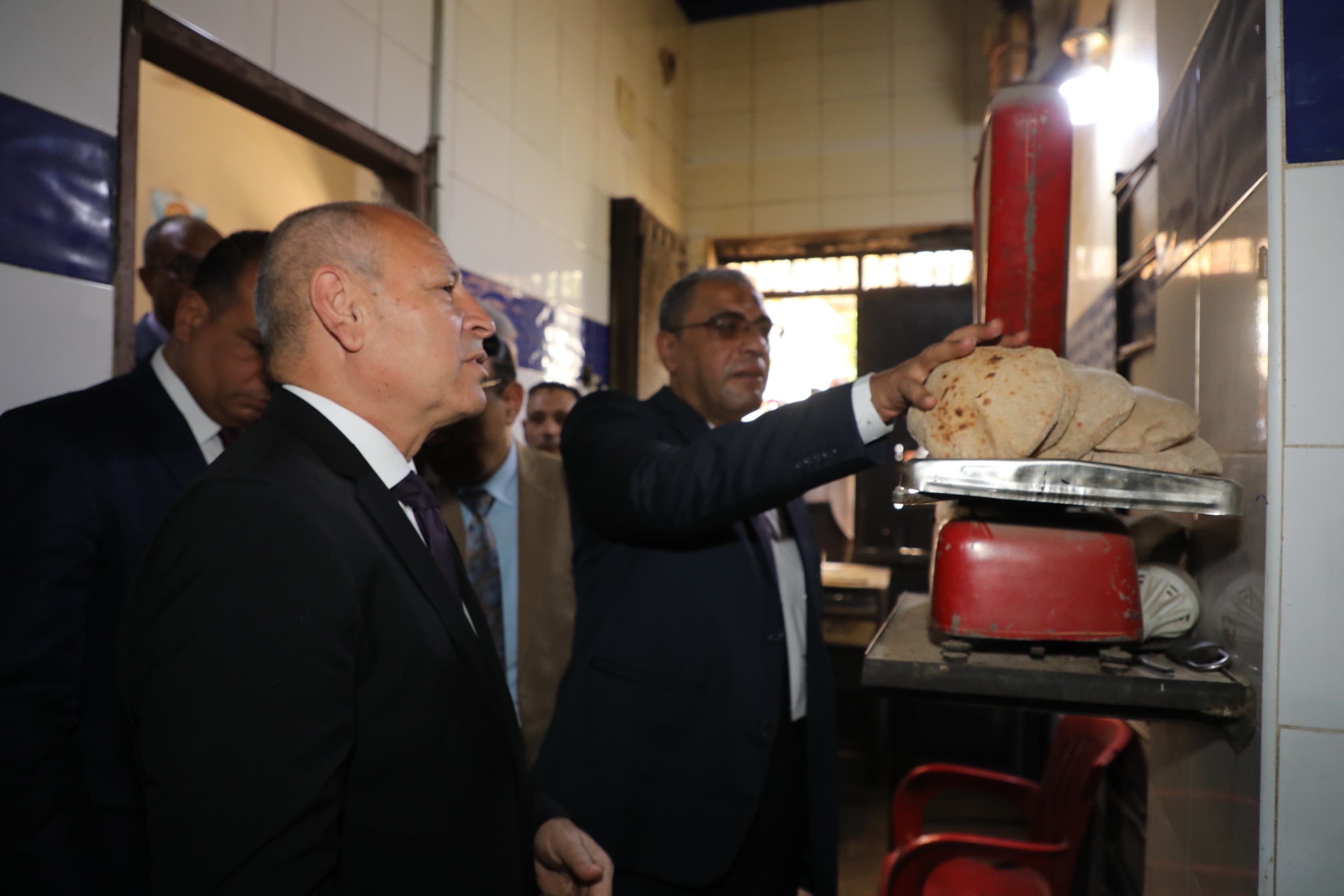 محافظ القاهرة يتفقد عدة أسواق ويوجه بتكثيف الحملات لمنع احتكار السلع