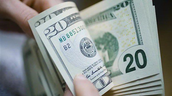 الدولار يتراجع بسبب مخاوف اقتصادية