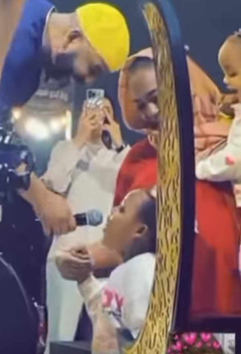 شاهد بالصورة والفيديو.. طفلة سودانية صغيرة تدهش الفنان أحمد محمد عوض والجمهور الحاضر بحفظها لكلمات أغنية “ظبية المسالمة”