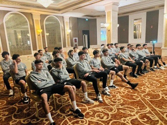 أسامة نبيه ينطلق بمعسكر منتخب الشباب في قطر بمحاضرة حول مميزات وعيوب ودية زد!