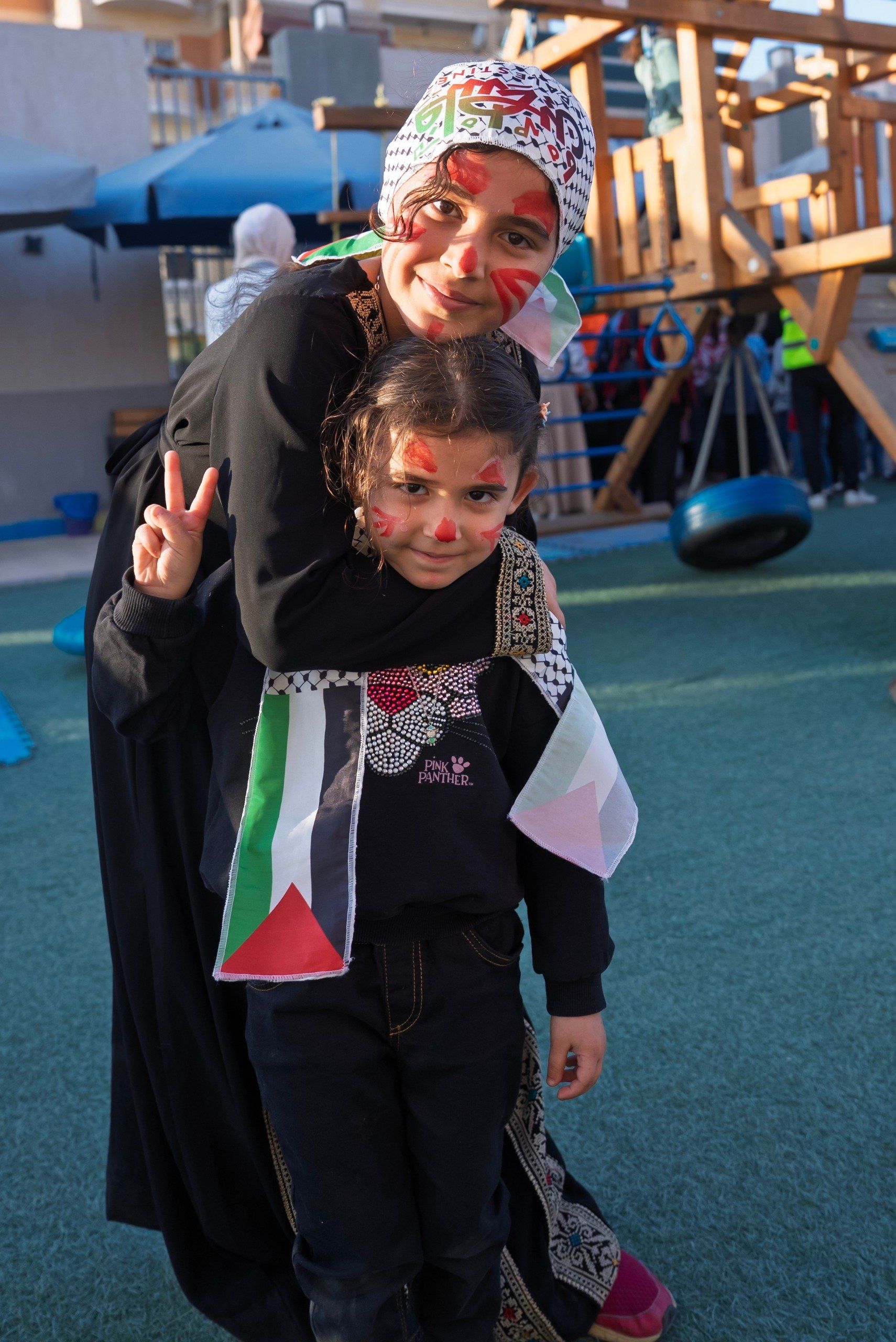 حياة كريمة تنظم قوافل السعادة لدعم الأسر الفلسطينية بالتعاون مع الجهات الشريكة.. فيديو