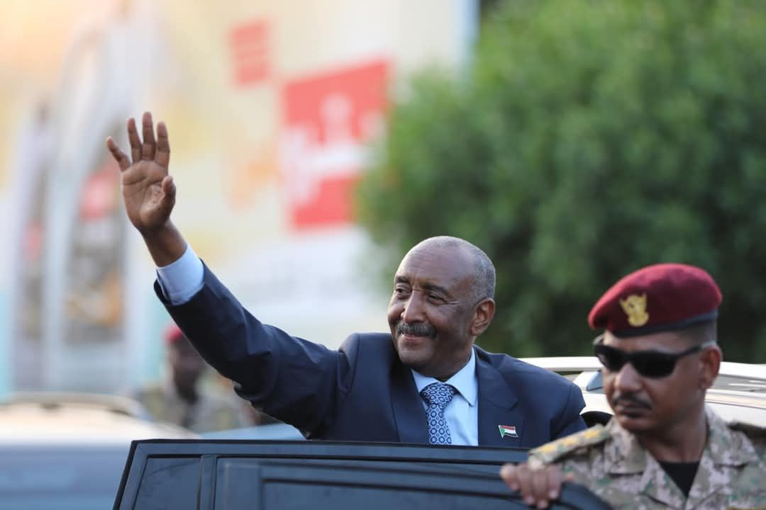 شاهد بالفيديو.. رئيس مجلس السيادة السوداني يواصل كسر “البروتوكول” ويفاجئ شباب بمدينة بورتسودان بمشاركتهم الإفطار في الشارع العام وسط دهشتهم وإعجاب جمهور مواقع التواصل