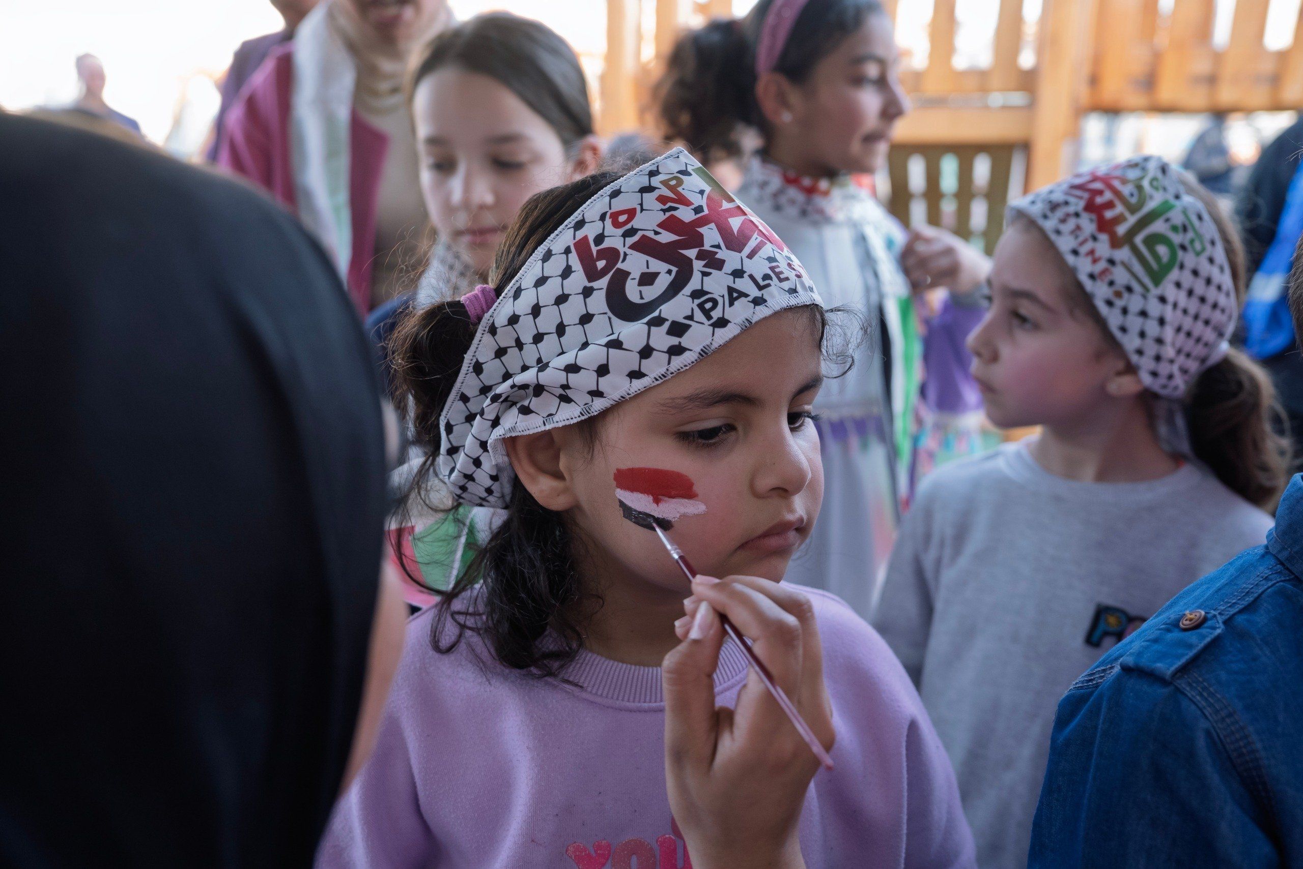 حياة كريمة تنظم قوافل السعادة لدعم الأسر الفلسطينية بالتعاون مع الجهات الشريكة.. فيديو