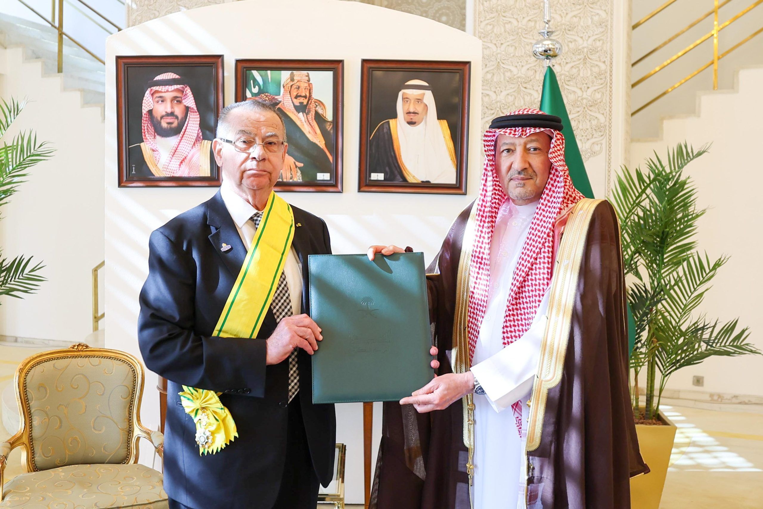 نائب وزير الخارجية يقلد السفيرين الفلسطيني والمصري وشاح الملك عبدالعزيز