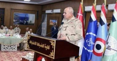 الفريق أحمد خليفة يتناول وجبة الإفطار مع أعضاء هيئة تدريس وطلبة كلية الضباط الاحتياط