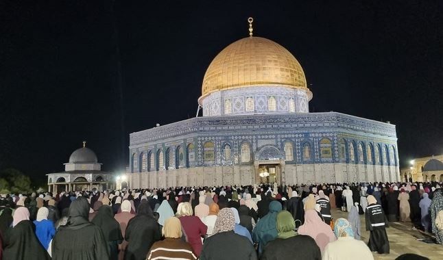 70 ألفا يؤدون صلاتي العشاء والتراويح في المسجد الأقصى المبارك.. صور