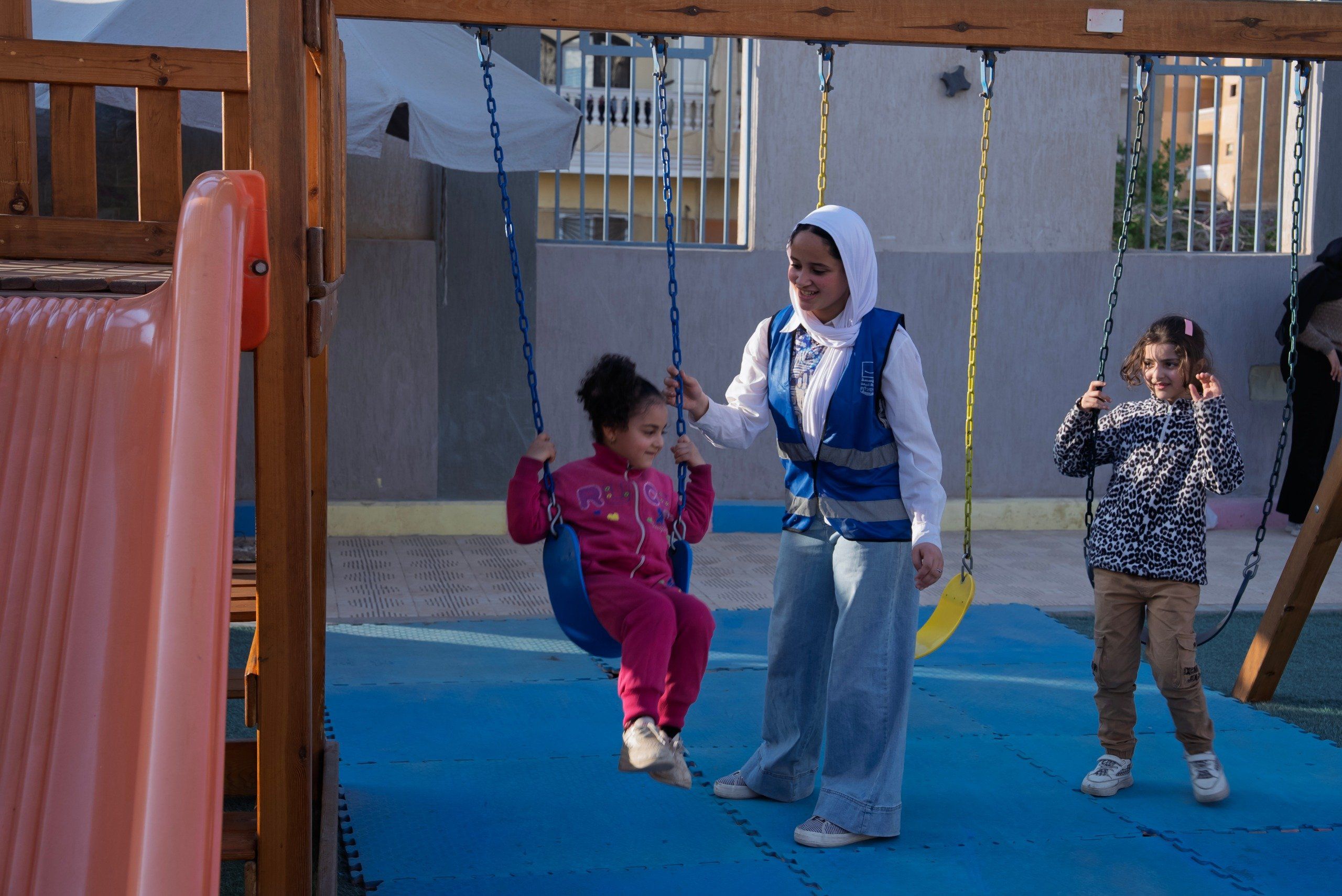 حياة كريمة تنظم قوافل السعادة لدعم الأسر الفلسطينية بالتعاون مع الجهات الشريكة.. فيديو