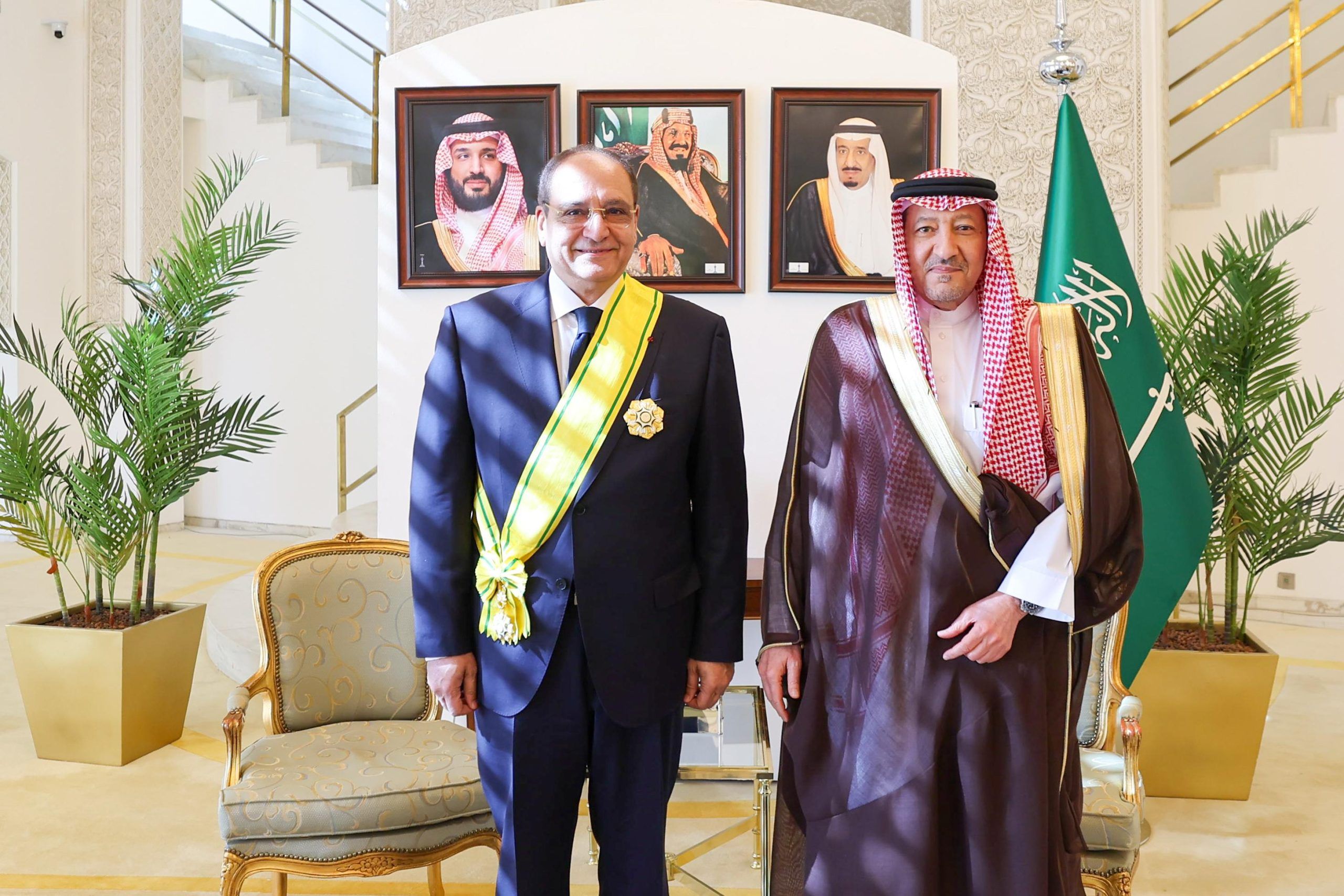 نائب وزير الخارجية يقلد السفيرين الفلسطيني والمصري وشاح الملك عبدالعزيز