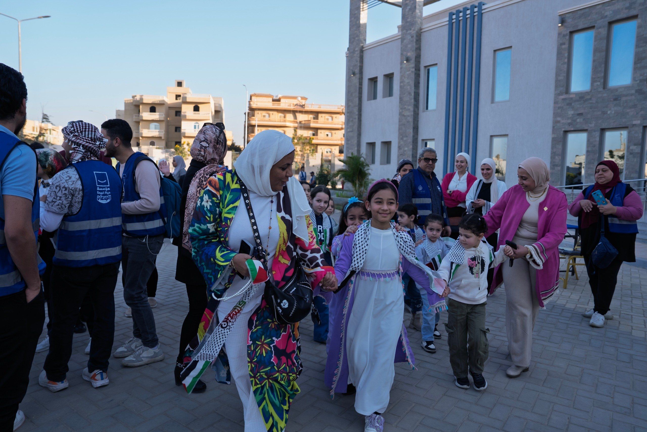 حياة كريمة تنظم قوافل السعادة لدعم الأسر الفلسطينية بالتعاون مع الجهات الشريكة.. فيديو