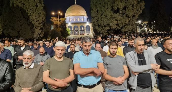 70 ألفا يؤدون صلاتي العشاء والتراويح في المسجد الأقصى المبارك.. صور