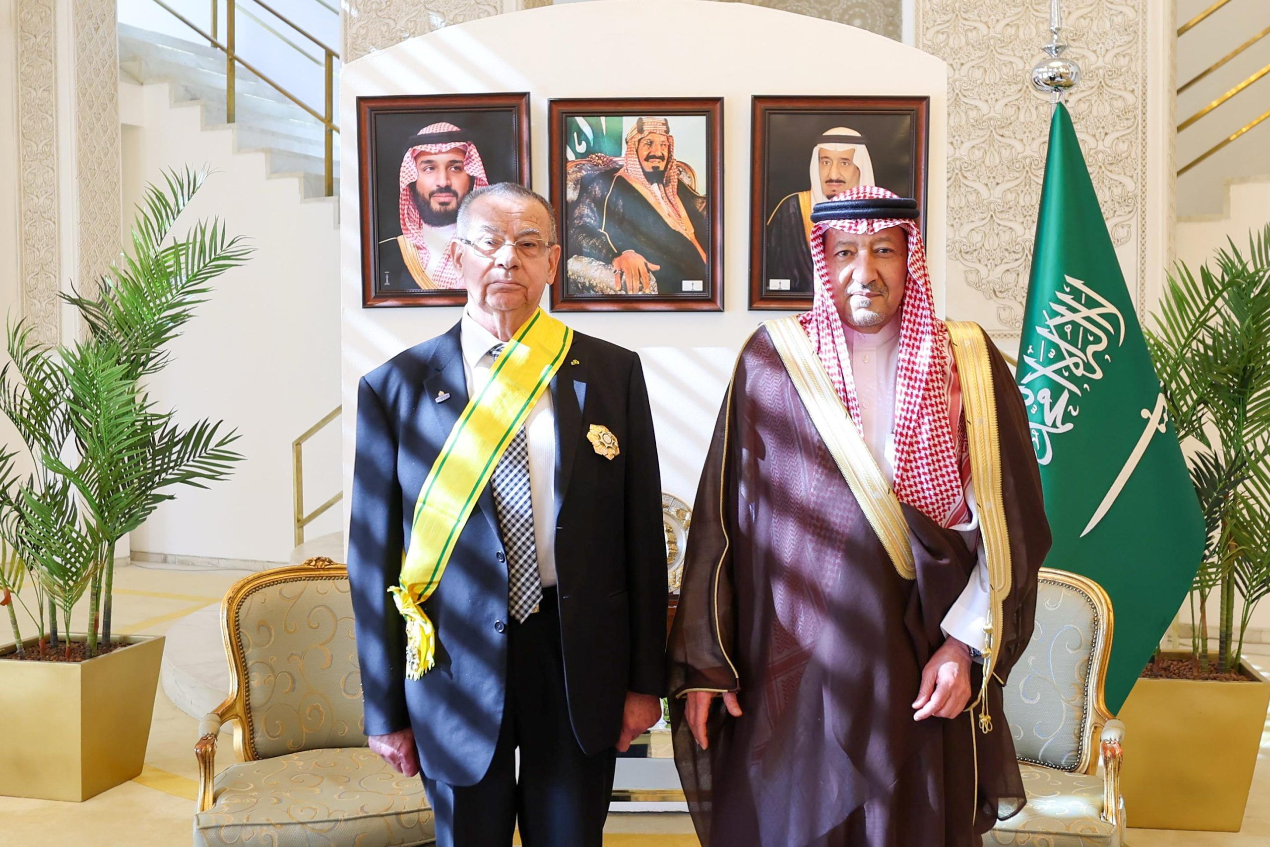 نائب وزير الخارجية يقلد السفيرين الفلسطيني والمصري وشاح الملك عبدالعزيز