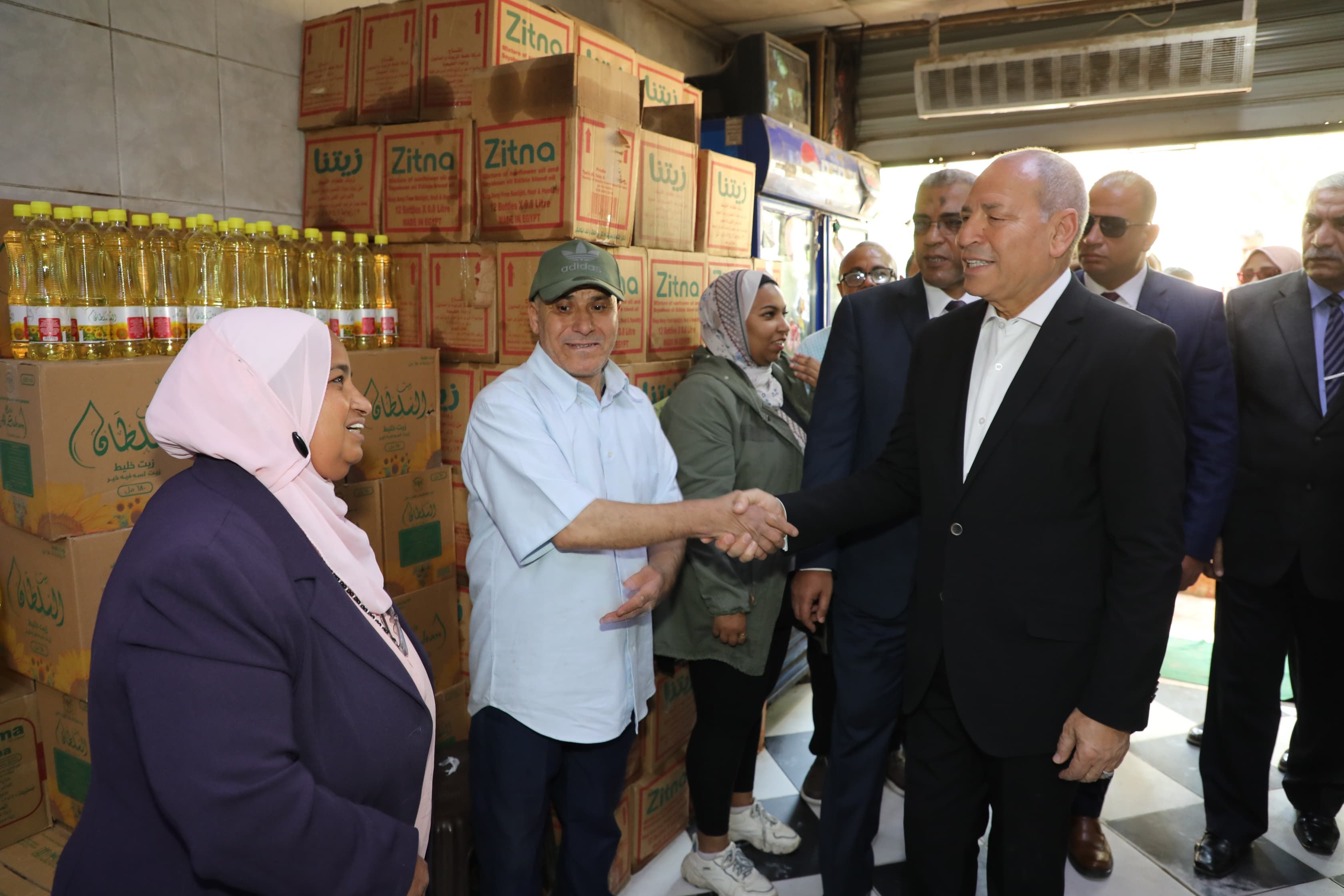 محافظ القاهرة يتفقد عدة أسواق ويوجه بتكثيف الحملات لمنع احتكار السلع