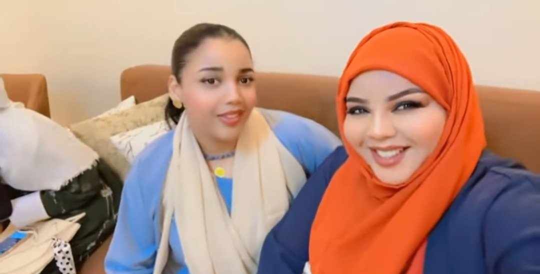 شاهد بالصورة والفيديو.. الحسناء “ود” تخطف الأضواء وتسحب البساط من والدتها الفنانة ندى القلعة في أحدث ظهور لهما على مواقع التواصل