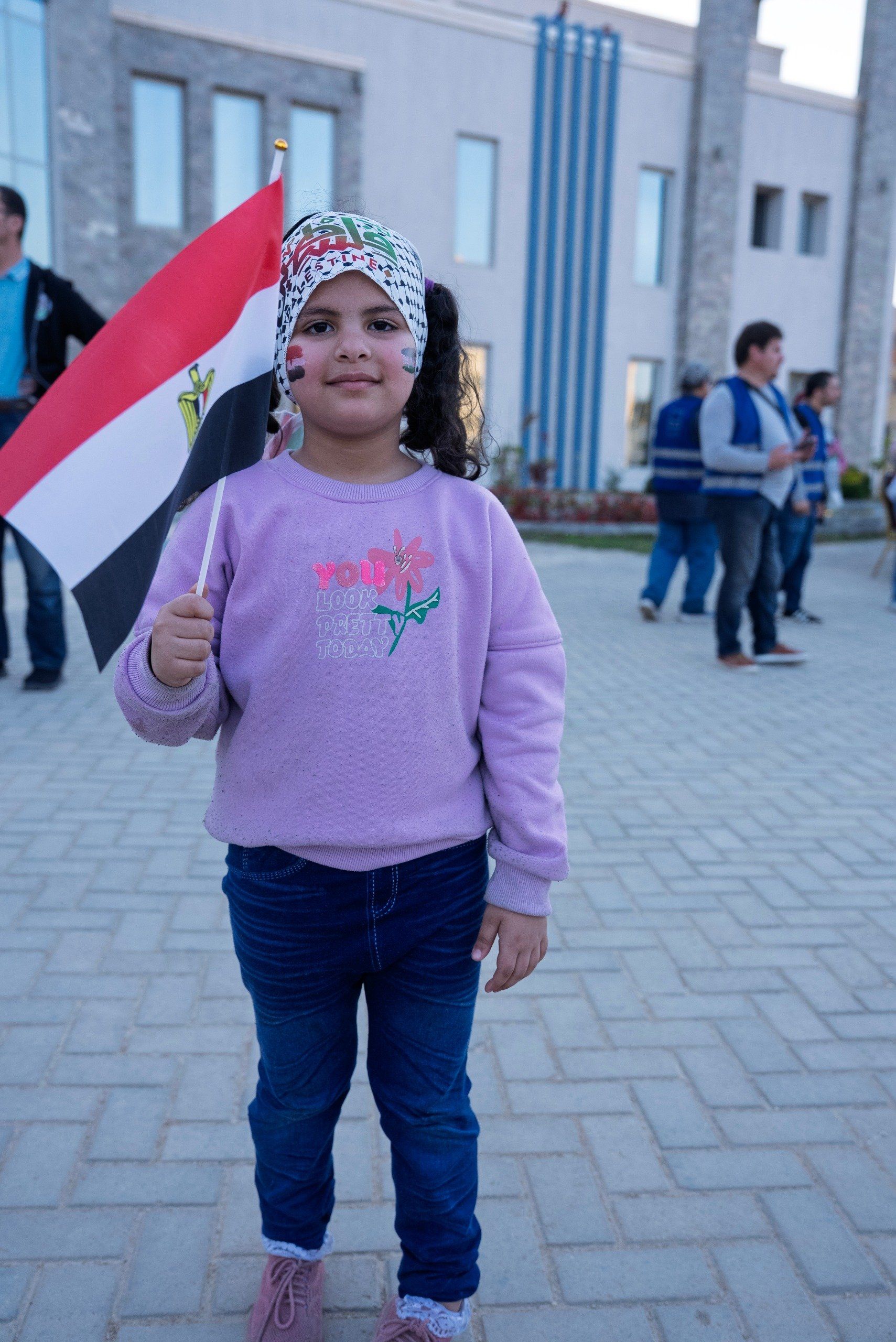 حياة كريمة تنظم قوافل السعادة لدعم الأسر الفلسطينية بالتعاون مع الجهات الشريكة.. فيديو