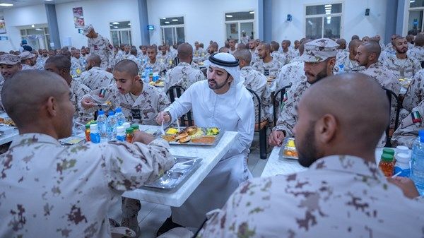 حمدان بن محمد يتناول طعام الإفطار مع مجندي الخدمة الوطنية