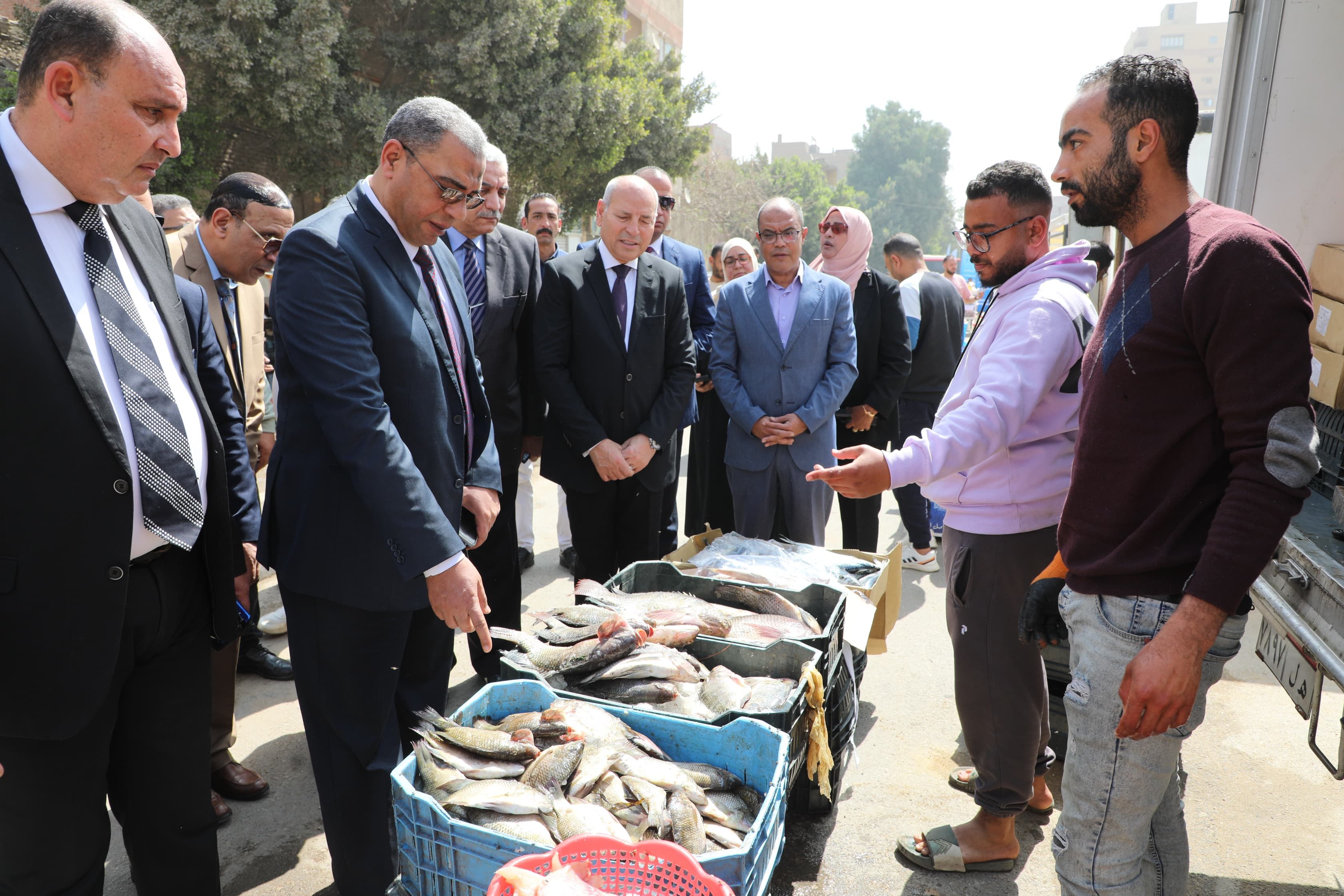 محافظ القاهرة يتفقد عدة أسواق ويوجه بتكثيف الحملات لمنع احتكار السلع