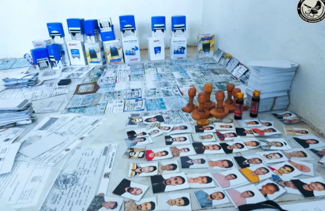 بالصور .. الكشف عن نتائج التحقيقات مع أعضاء أخطر شبكة تزوير في اليمن