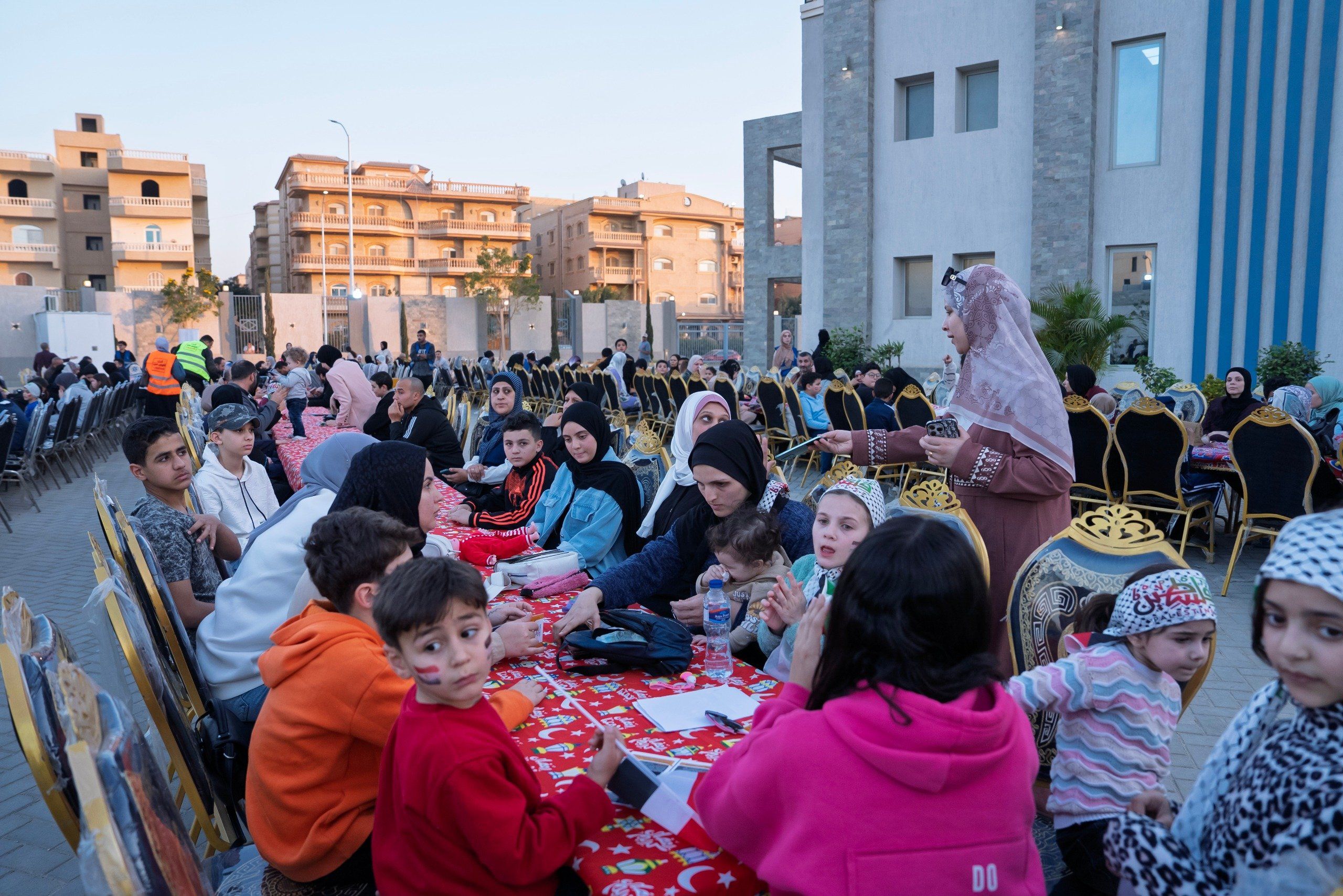 حياة كريمة تنظم قوافل السعادة لدعم الأسر الفلسطينية بالتعاون مع الجهات الشريكة.. فيديو
