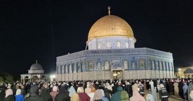 70 ألفا يؤدون صلاتي العشاء والتراويح في المسجد الأقصى المبارك.. صور